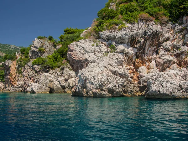 Rocky shore and blue sea — Stock Photo, Image