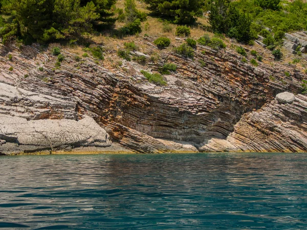 Rocky shore and blue sea — Stock Photo, Image