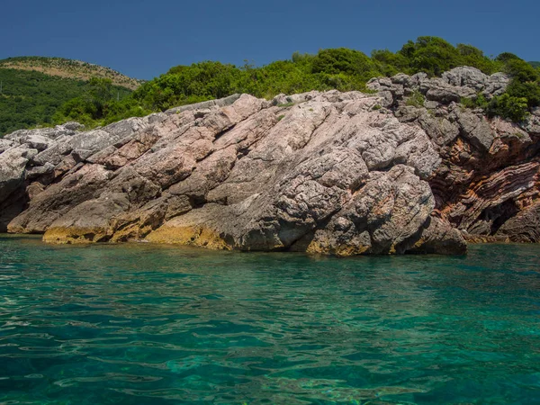 Rocky shore and blue sea — Stock Photo, Image