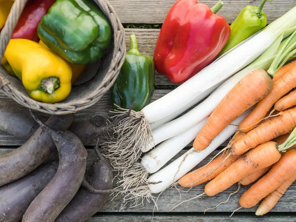 Vers Geplukte Biologische Huisgemaakte Groenten Een Houten Ondergrond — Stockfoto