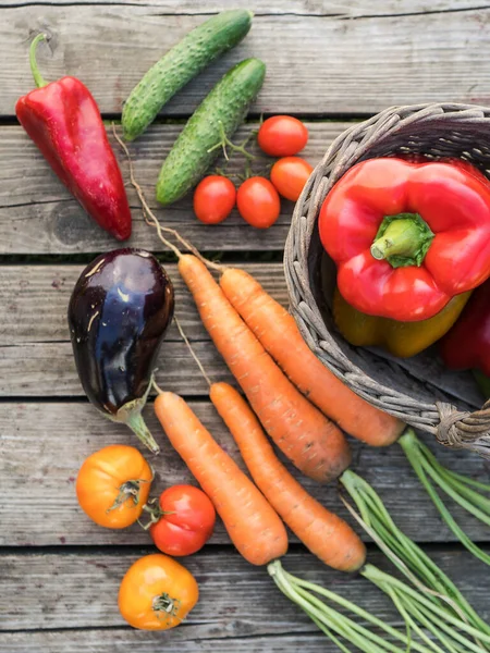 Verduras Orgánicas Cultivadas Casa Recién Recogidas Sobre Fondo Madera —  Fotos de Stock