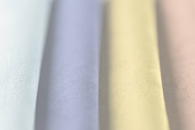 Renkli döşemelik kumaş örnekleri arka plan. Arka plan boş şablon. Seçici odak.