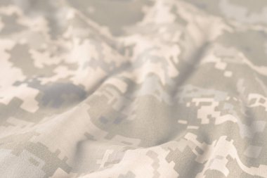 Kumaş doku arka plan kamuflaj. Yumuşak seçici odak ve sığ derinlik-in tarla