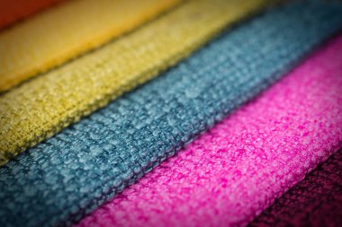 Renkli döşemelik kumaş örnekleri arka plan. Arka plan boş şablon. Seçici odak.