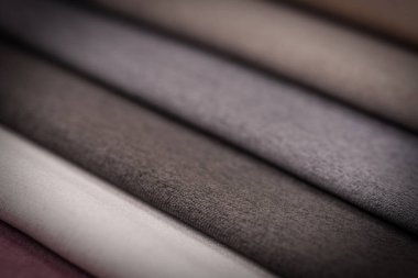 Renkli döşemelik kumaş örnekleri arka plan. Arka plan boş şablon. Seçici odak.