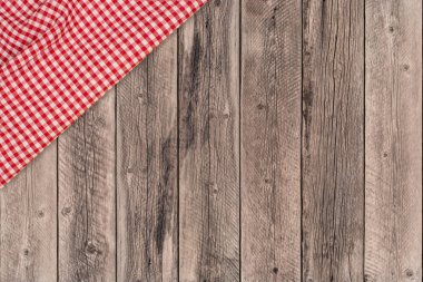 ahşap masa üstü ve ekose desenli masa örtüsü ile arka plan