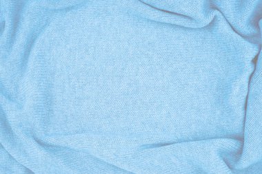 Mavi örgü kazak arka kapatmak