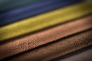 Renkli döşemelik kumaş örnekleri arka plan. Arka plan boş şablon. Seçici odak.