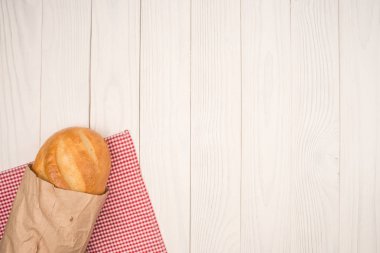 Somun ekmek ahşap beyaz masa üzerinde. Üstten görünüm