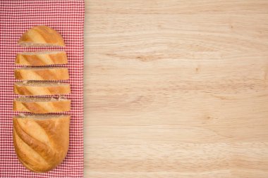 Somun ekmek ahşap bir masa üzerinde. Üstten Görünüm