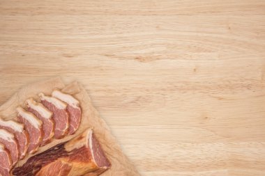 Ahşap bir masada tütsülenmiş et.