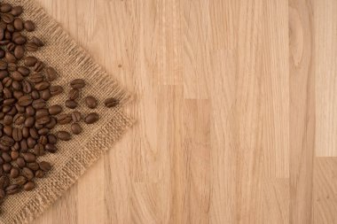 taze kahve çekirdekleri ahşap zemin üzerinde makro yakın çekim için tasarım çalışması