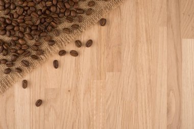 taze kahve çekirdekleri ahşap zemin üzerinde makro yakın çekim için tasarım çalışması