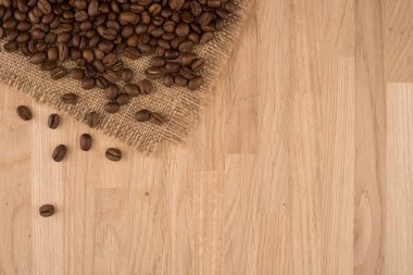 taze kahve çekirdekleri ahşap zemin üzerinde makro yakın çekim için tasarım çalışması