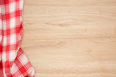 ahşap masa üzerinde kareli masa örtüsü