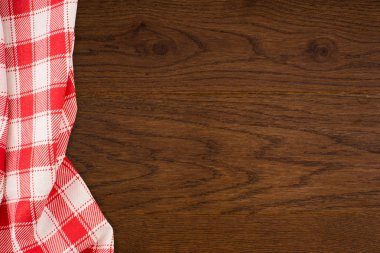ahşap masa üzerinde kareli masa örtüsü