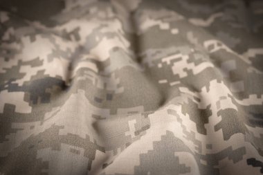 Kumaş doku arka plan kamuflaj. Yumuşak seçici odak ve sığ derinlik-in tarla