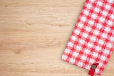 Rustik ahşap kurulları ile bir kırmızı kareli masa örtüsü. Üstten Görünüm.