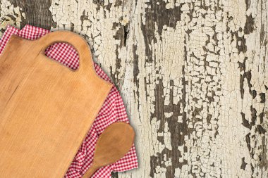 Kesme tahtası ve eski ahşap masa mutfak peçeteyi bir kaşık. Üstten Görünüm.