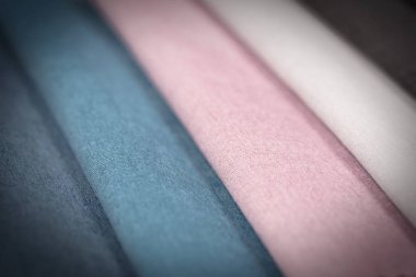 Renkli döşemelik kumaş örnekleri arka plan. Arka plan boş şablon. Seçici odak.