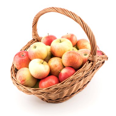 Beyaz arka plan üzerinde izole bir sepet içinde taze elma. Seçici odak.
