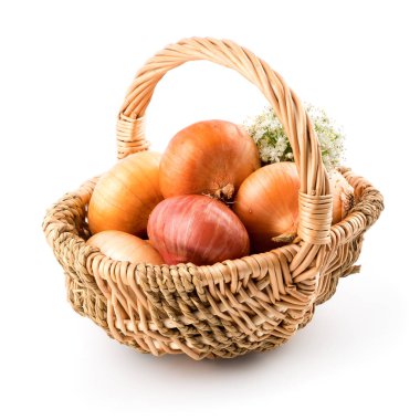 Beyaz arka plan üzerinde izole sepet içinde soğan. Seçici odak.