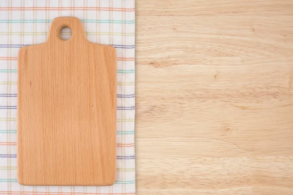 キッチン ナプキン古い木製のテーブルの上にボードをカットします トップ ビュー — ストック写真
