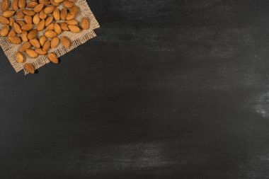 Badem siyah yazı tahtası içinde. Üstten Görünüm.
