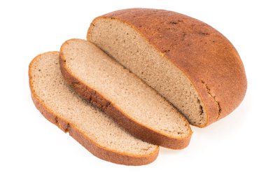 Beyaz arka plan kesme izole taze dilimlenmiş çavdar ekmeği somun. Seçici odak.