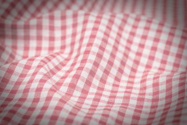 Damalı masa örtüsü mutfak seçici odak. Beyaz ve kırmızı kareli arka plan