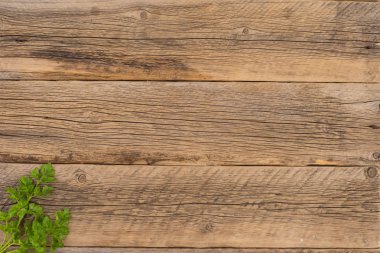 Eski ahşap masa maydanoz fışkın. Üstten Görünüm.