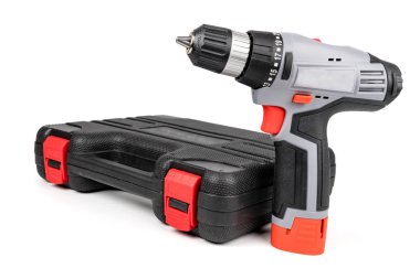 Akülü matkap + kırpma yolu. Beyaz arka plan üzerinde izole. Seçici odak.