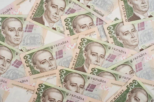 Eine Nahaufnahme eines Musters vieler ukrainischer Banknoten mit Witz Stockbild