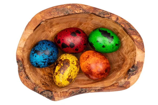 Huevos de codorniz de Pascua en un tazón de madera sobre un fondo blanco aislado . — Foto de Stock