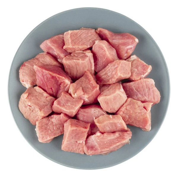 La carne cruda viene tagliata a pezzi in un piatto grigio . — Foto Stock