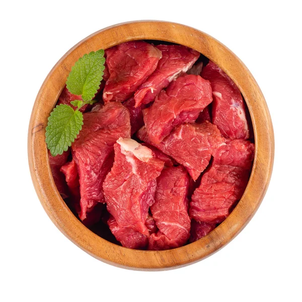 원시 고기는 나무 접시에 조각으로 절단된다. 흰색에 격리 — 스톡 사진