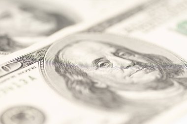 Benjamin franklin yüz dolarlık banknot üzerinde.