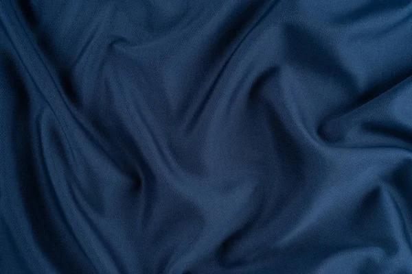 Textura de tecido azul brilhante com dobras. — Fotografia de Stock