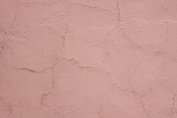 석고 벽의 금이 질감. 핑크 치장 벽토 클로즈업. — 스톡 사진