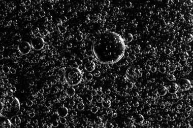 Sualtı hava kabarcıkları siyah-beyaz. 