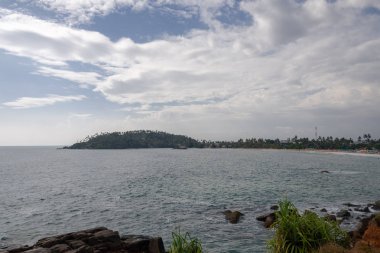 Güzel manzara okyanus, dalgalar, kayalar ve gökyüzü