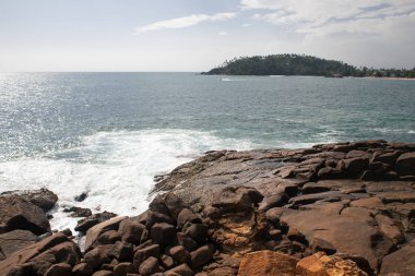 Güzel manzara okyanus, dalgalar, kayalar ve gökyüzü