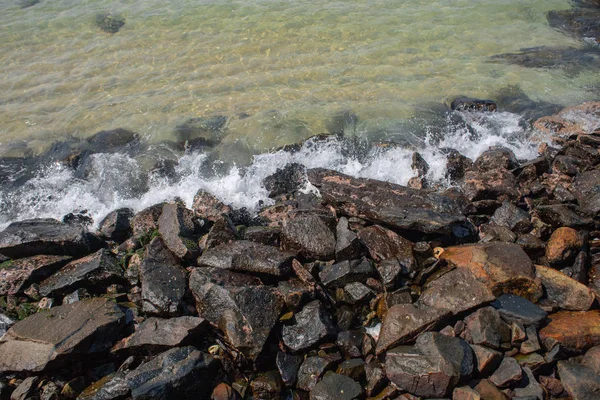 Güzel manzara okyanus, dalgalar, kayalar ve gökyüzü — Stok fotoğraf