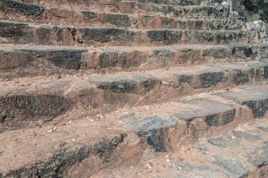 Sri Lanka eski şehir merdivenlerde dokulu. Kırmızı merdiven yeryüzünde