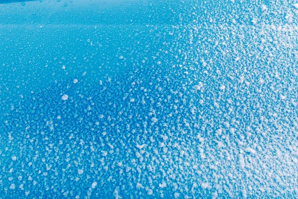 Lepkie śniegu na powierzchnię niebieski. Zimne jak lód,. — Zdjęcie stockowe