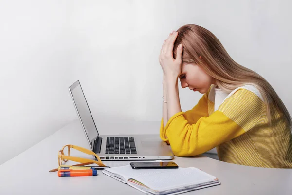 Jonge zakenvrouw heeft hoofdpijn tijdens werkzaamheden. Meisje met laptop Rechtenvrije Stockfoto's