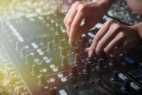 Primer plano de Mano Aumento de Sonido de DJ Instrumento, Fader en Movimiento . — Foto de Stock