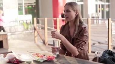 Genç kadın plastik şişeden su içmek