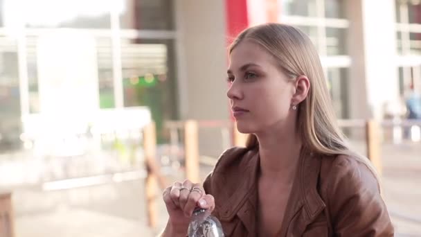 Mujer joven beber agua de botella de plástico — Vídeos de Stock