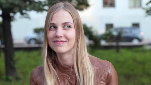 Menina feliz ouvir música no parque. Limpar rosto bonito — Vídeo de Stock